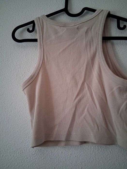 Saia Breskha,com top H&M.