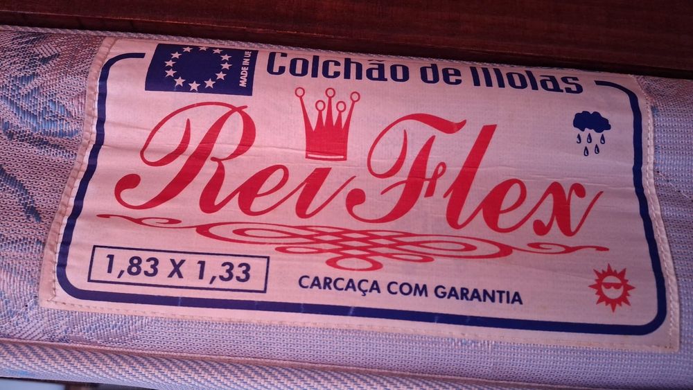 Cama de casal com colchão e mesas cabeceira