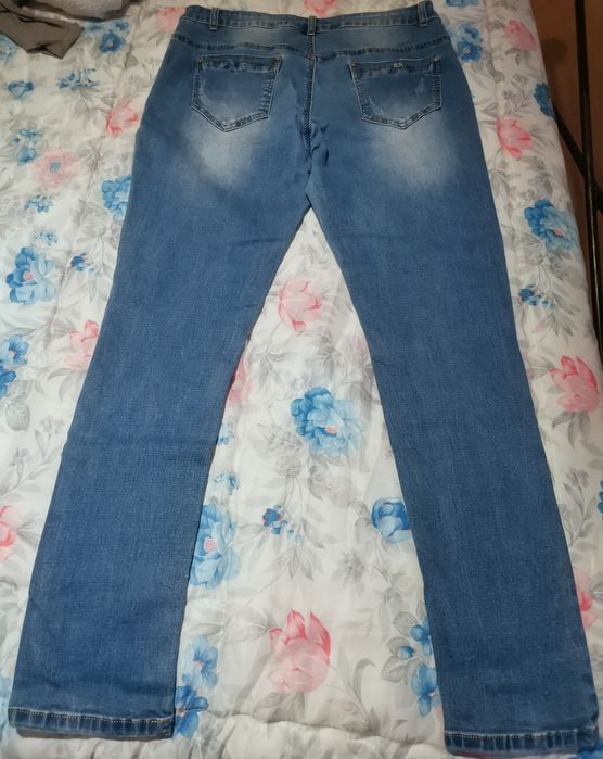 Jeans rasgados azul claro