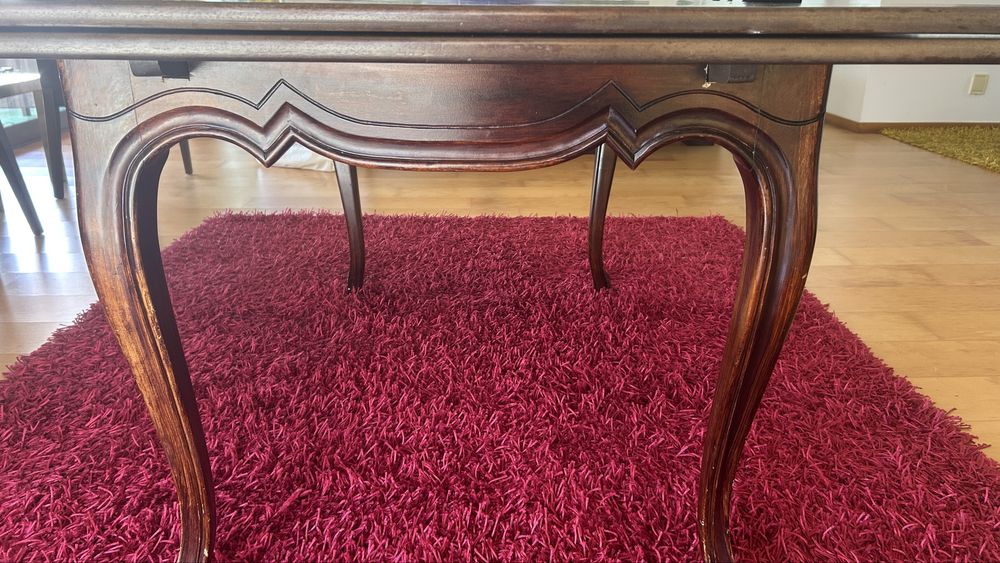 Mesa de jantar de madeira