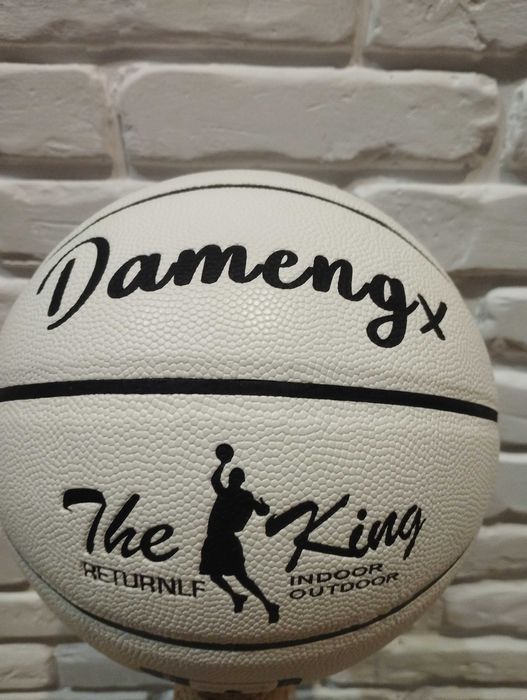 Мяч баскетбольный светится в темноте