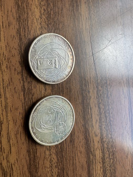 Duas moedas lindissimas.  Quinhentos escudos,porto capital da cultura.