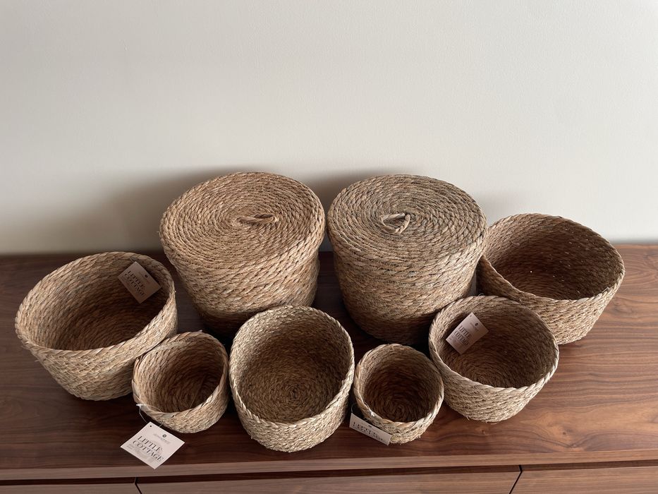 Conjunto de oito cestos de rafia novos com etiqueta