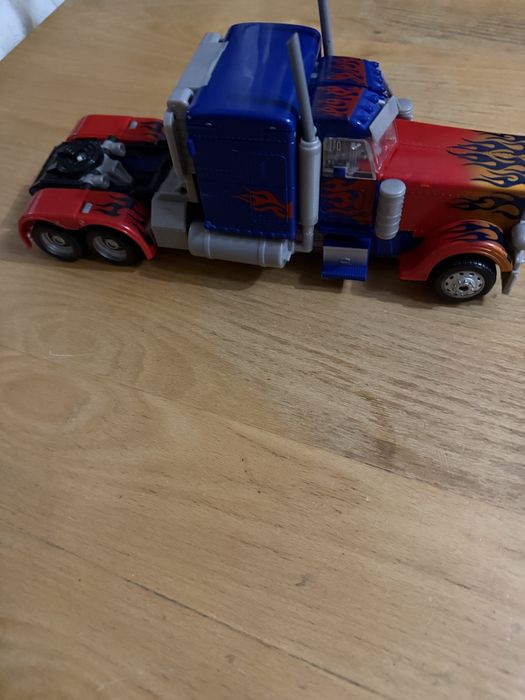 Трансформери !ОБМІНЯЮ!  Або Продам . ROTF leader class optimus prime