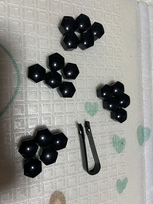 Колпачки для колісних болтів на  17