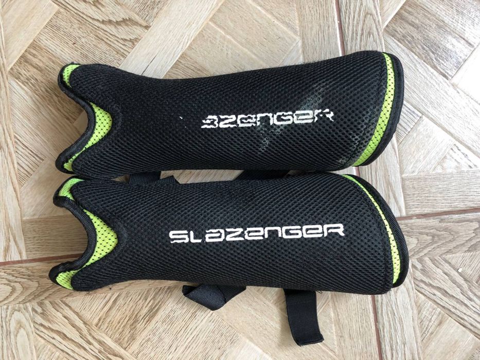 Захисні футбольгі щитки