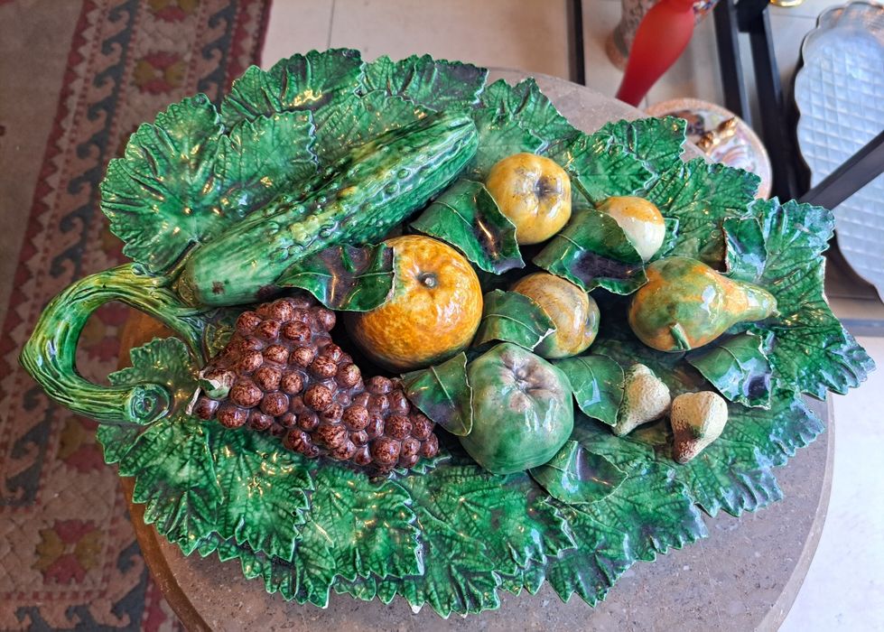 Travessa com frutas faiança Sec XIX Gomes d'avellar para restauro