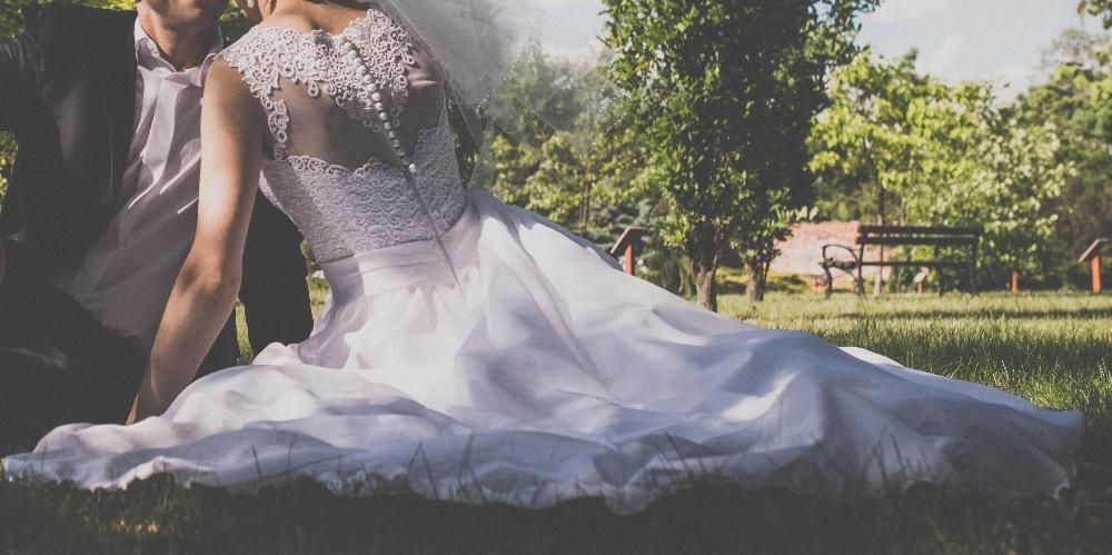 Suknia ślubna muślinowa z gipurką