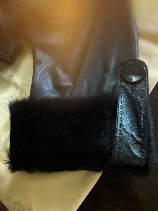 Кожаная куртка с перчатками