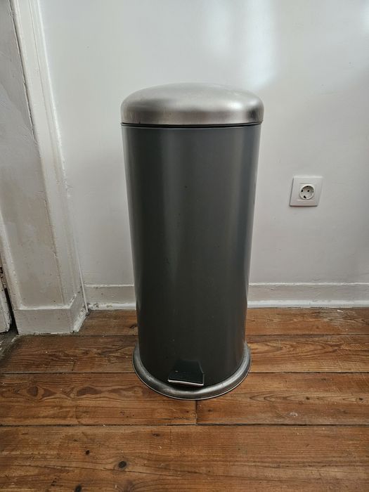 Caixote de lixo alto