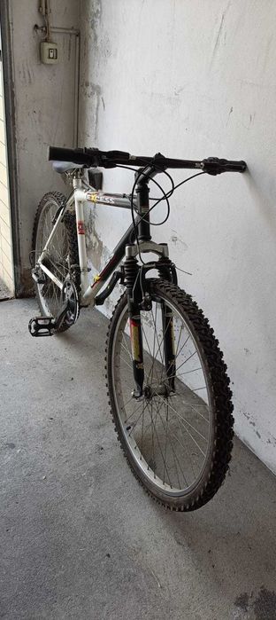 Bicicleta usada em bom estado de 18 velocidades