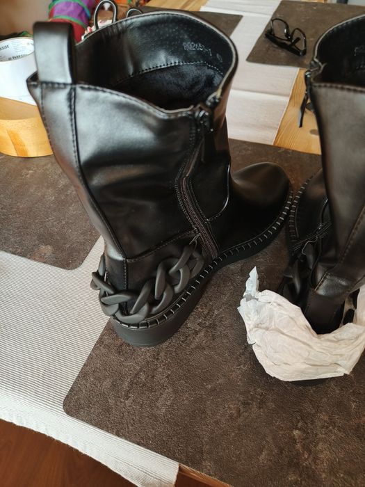 Piękne nowe czarne ocieplane botki ozdobione łańcuchem