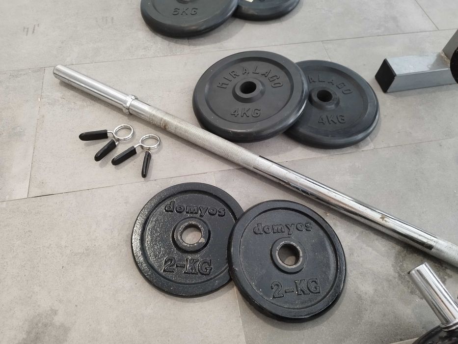 Banco de musculação multifunções com 2 barras, 2 halteres e 20 discos
