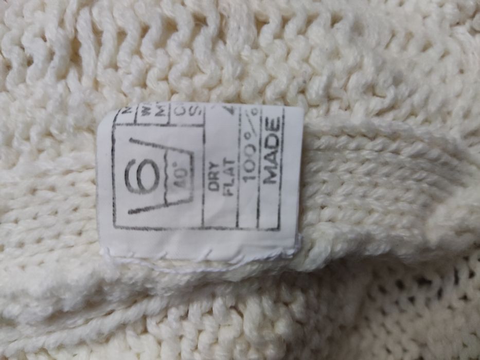 Sweter z grubym wzorem warkocz
