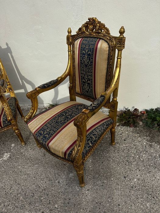 Золоті крісла