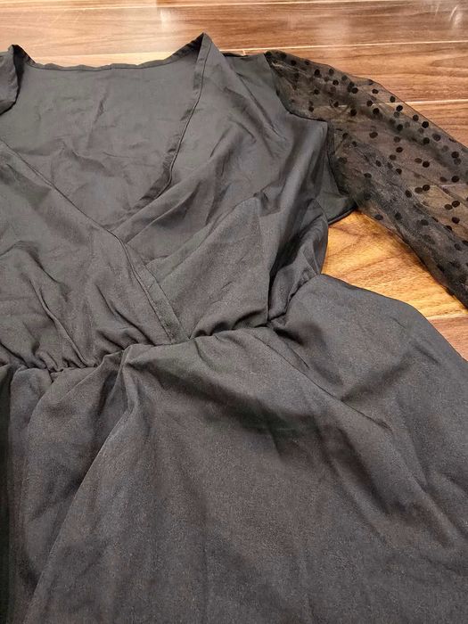 Sukienka z długim rękawem i kontrastową siateczką w dużym rozmiarze