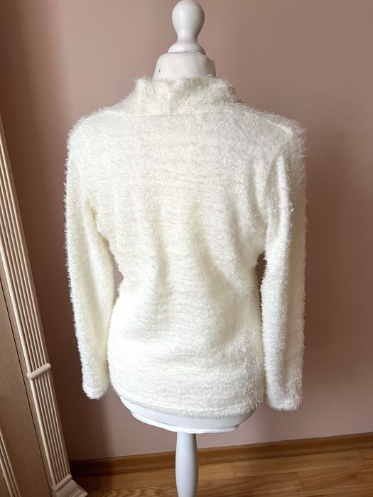 Sweter z dekoltem V futrzany kudłaty elegancki do pracy butik Cocomore