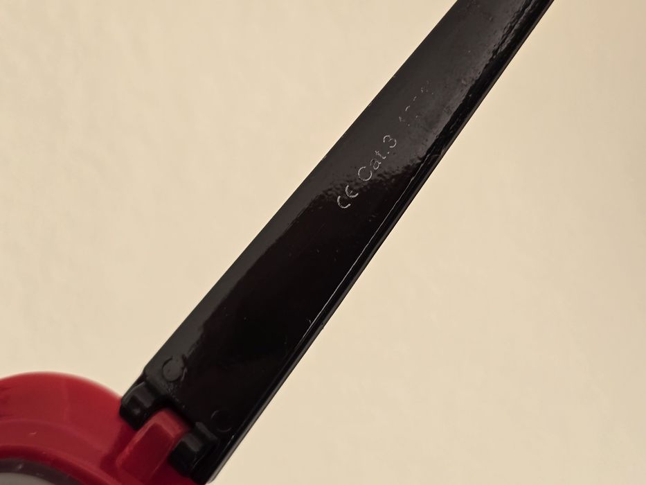 Okulary przeciwsłoneczne, czerwono-czarne kocie oczy