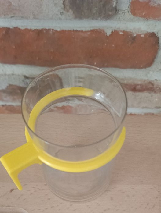 Szklanka z żółtym uchwytem