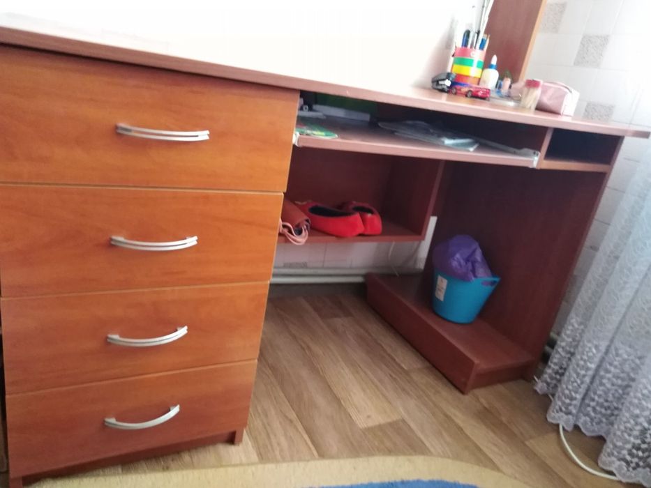 Стіл письмовий в ідеальному стані