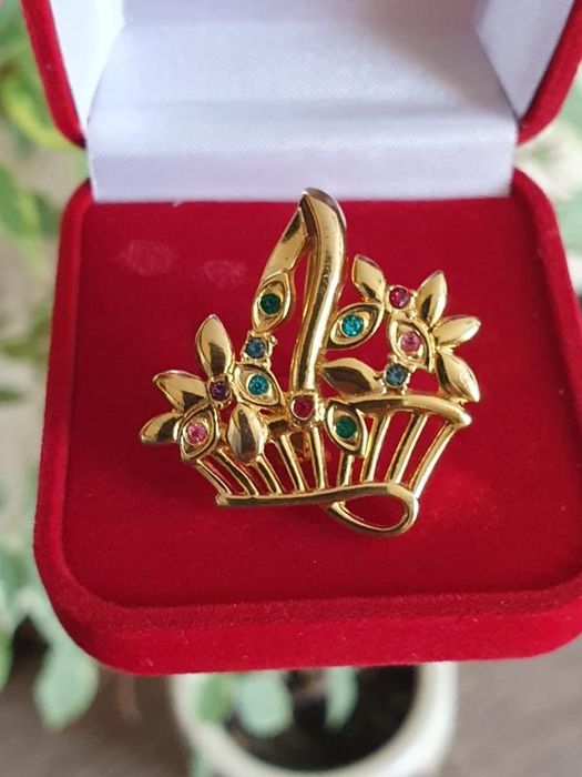 брошка на шпильці у вигляді корзинки з квітами