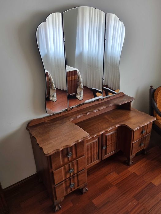 Toucador com espelho e banco amarelo