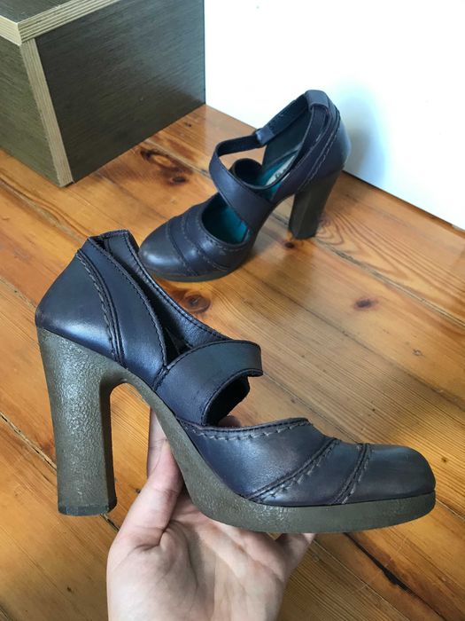 Pumps Fly London líndissimas, com tiras cruzadas, cor roxa, 37