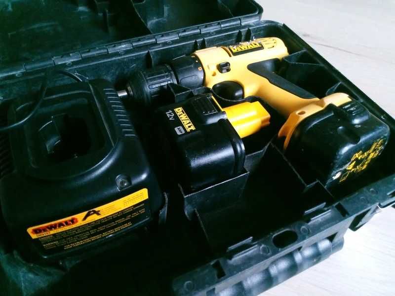 Wkrętarka DeWalt z ładowarką.