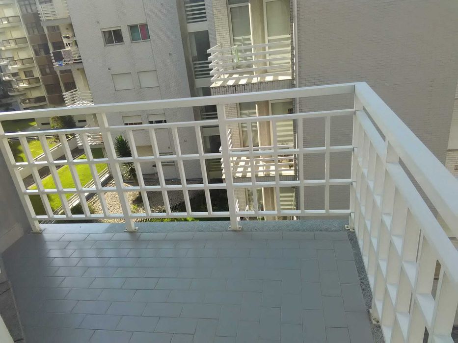 Vendo Apartamento T2 mobilado na amorosa com garagem fechada, gás canalizado todo equipado e mobilado a escasso metros da praia.
