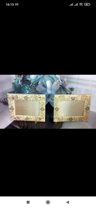 2 molduras dourado e cetim amarelo com bijuterias