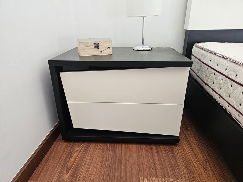 Cama, estrado, colchao mesas e movel de quarto