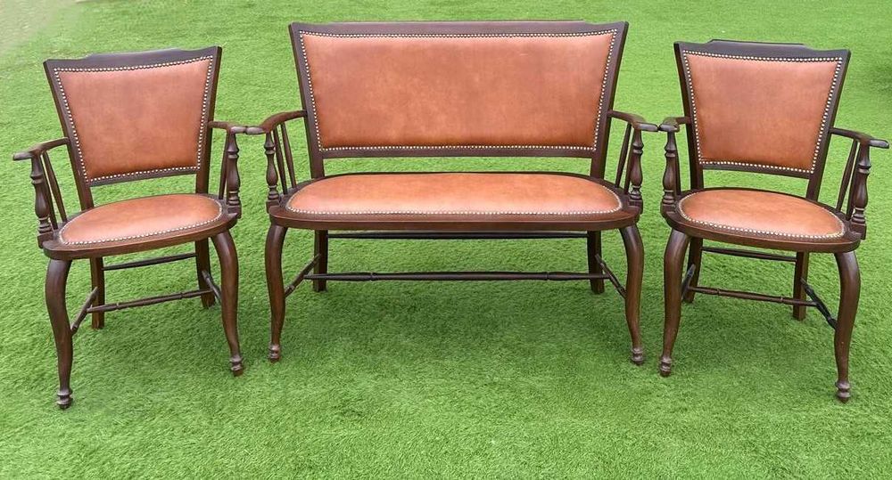 Conjunto antigo, sofá e duas poltronas de madeira  estofado de couro
