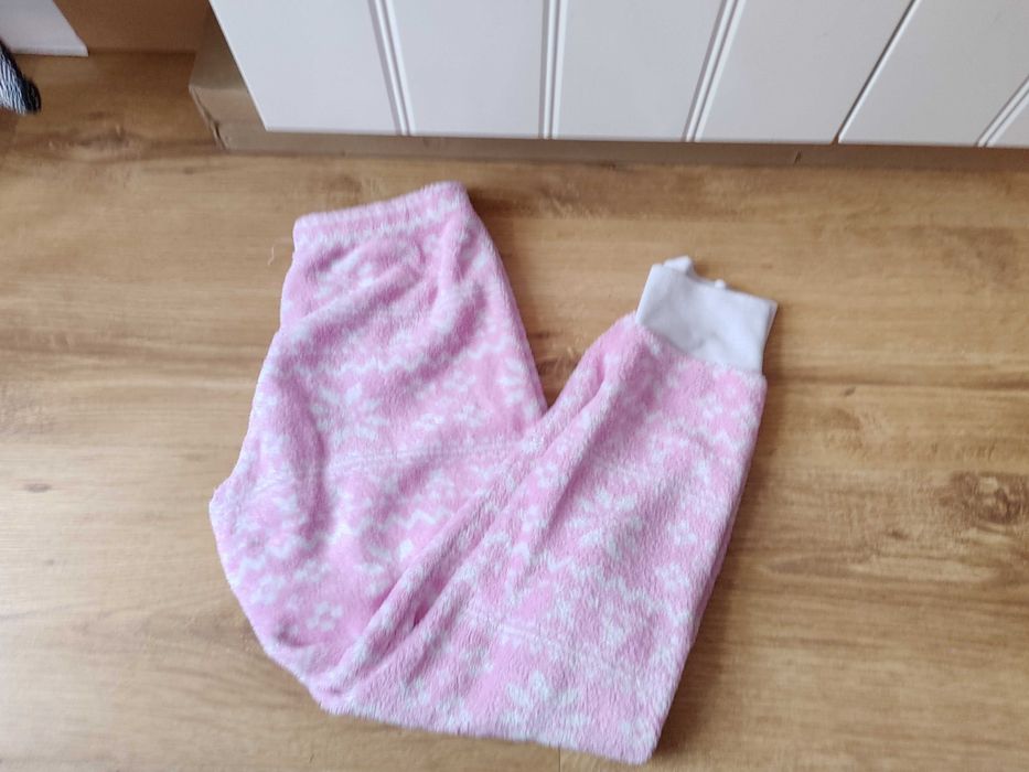 Różowe cieple spodnie do spania polarowe 134/140cm 7l+ bdb-