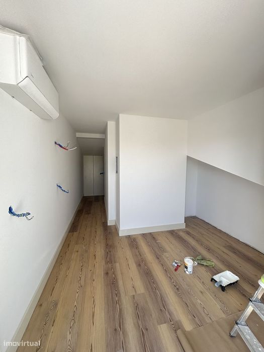 Vende-Se T2 Duplex Novo, Com Terraço E Suíte, No Centro De Braga.