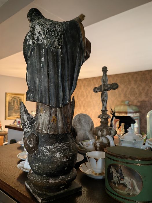 Stara gipsowa rzeźba Madonna na smoku