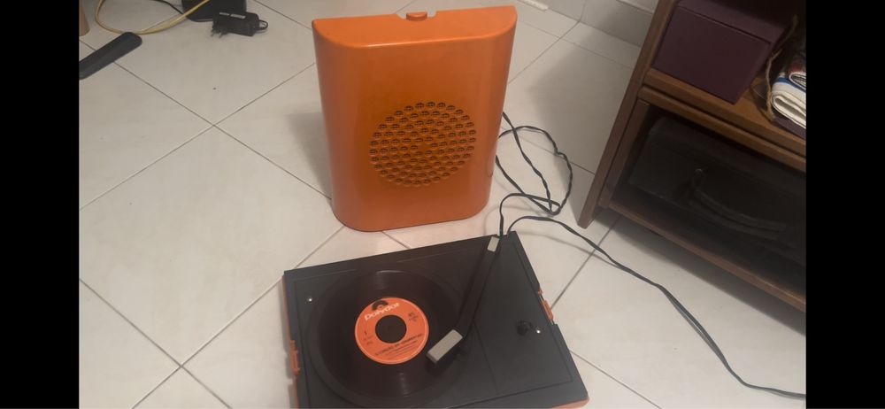 Gira discos portátil anos 70 (necessita de agulha nova)