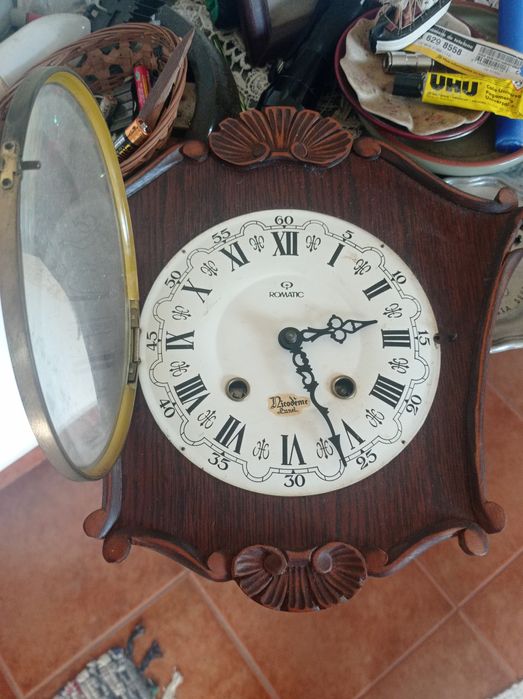 Relógio antigo de corda e dá as horas forma sonora e peça de relojoari