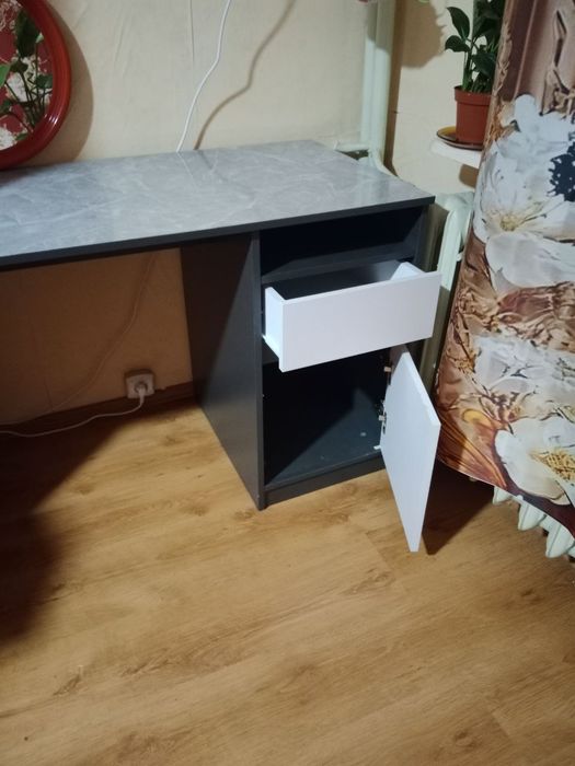 Meble – stół rozkładany z 4 krzesłami, 2 witryny, biurko i lustro