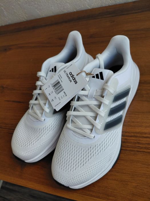 Кросівки adidas білі нові 26,5 см