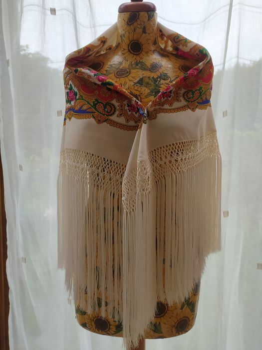 Chusta z ręcznie odprawianymi frędzlami.