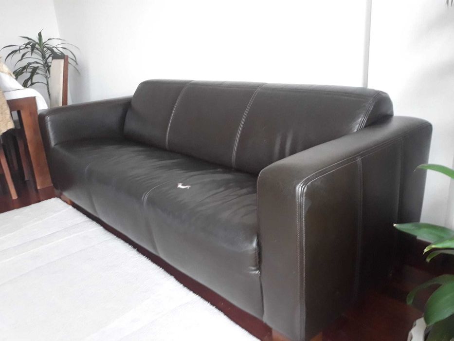 BOA OPORTUNIDADE: um sofá castanho - pele à sua espera!