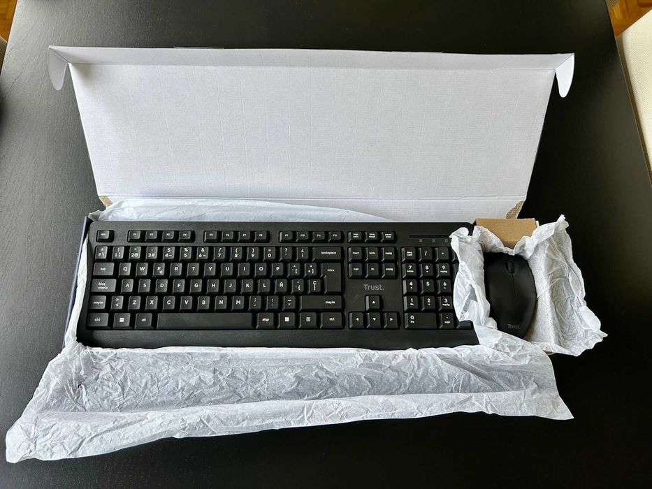 Trust Primo Wireless Deskset Pack Teclado e Rato sem fios Preto