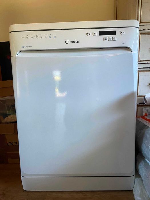 Máquina de Lavar Loiça Indesit – Muito Bom Estado
