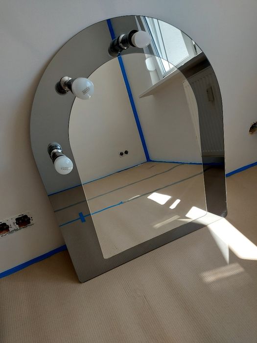 Lustro z oświetleniem