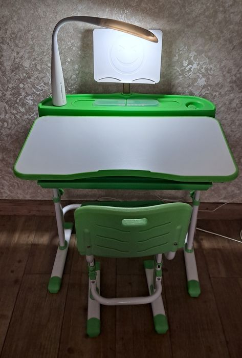 Продам детскую парту со стулом