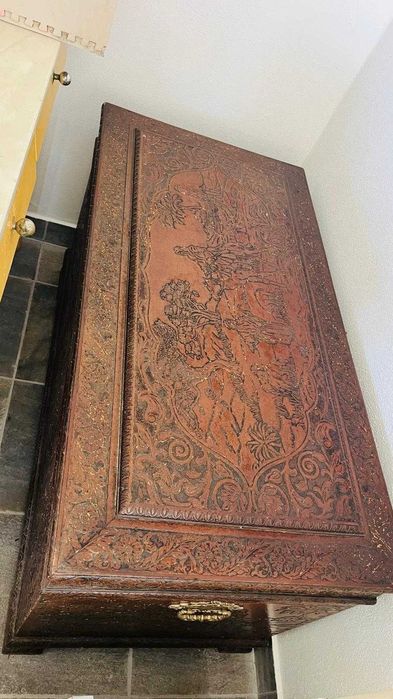 Arca de madeira esculpida