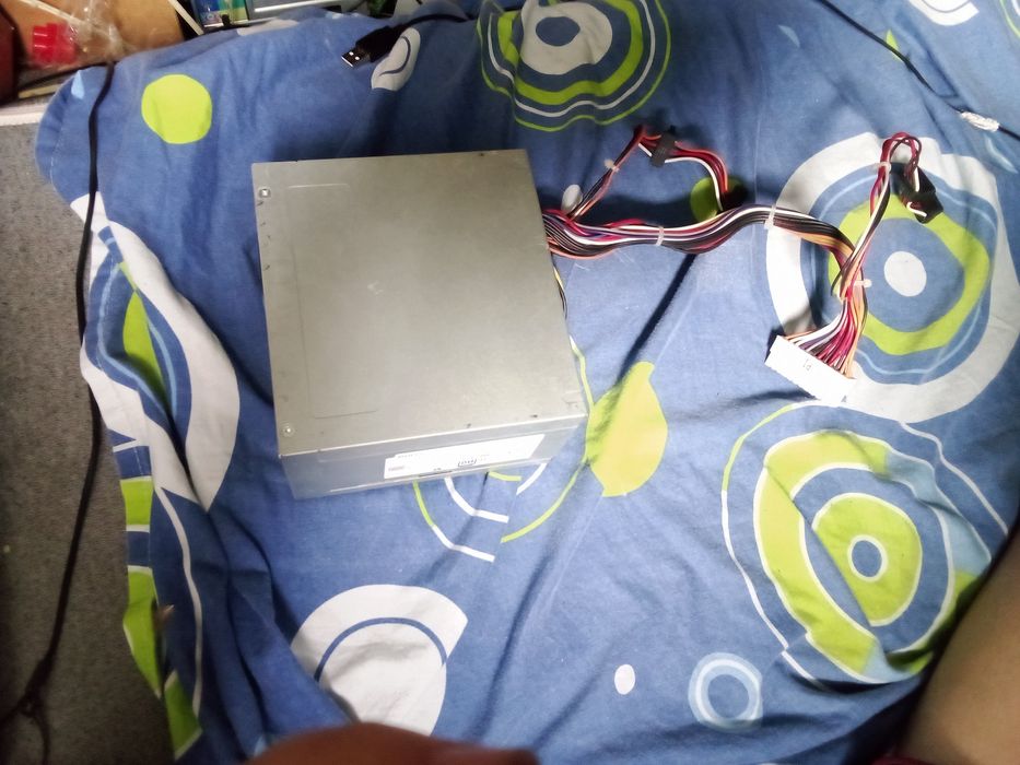 Блок живлення від компанії дел . 320W він тихенько прачює