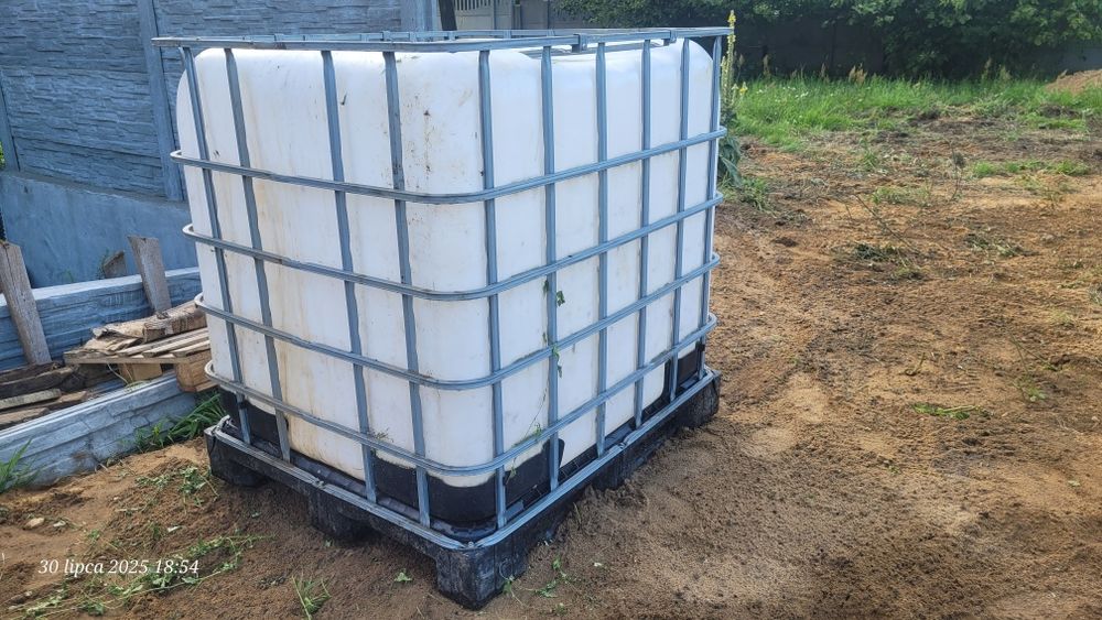 Mauser 1000l na plastikowej palecie.