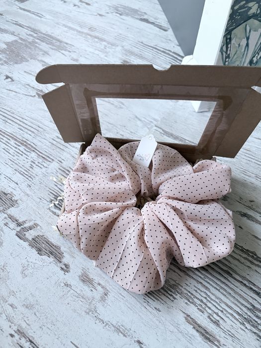 Mega GigaXXL 25cm Scrunchie z szyfonu pudrowy róż w groszki | Ręcznie szyta
