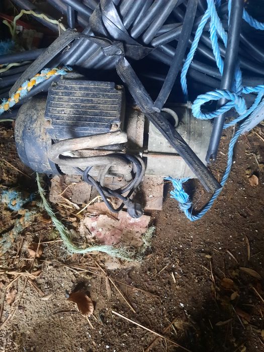 Esmagador  de uvas como novo + bomba elétrica tirar vinho e mangueiras